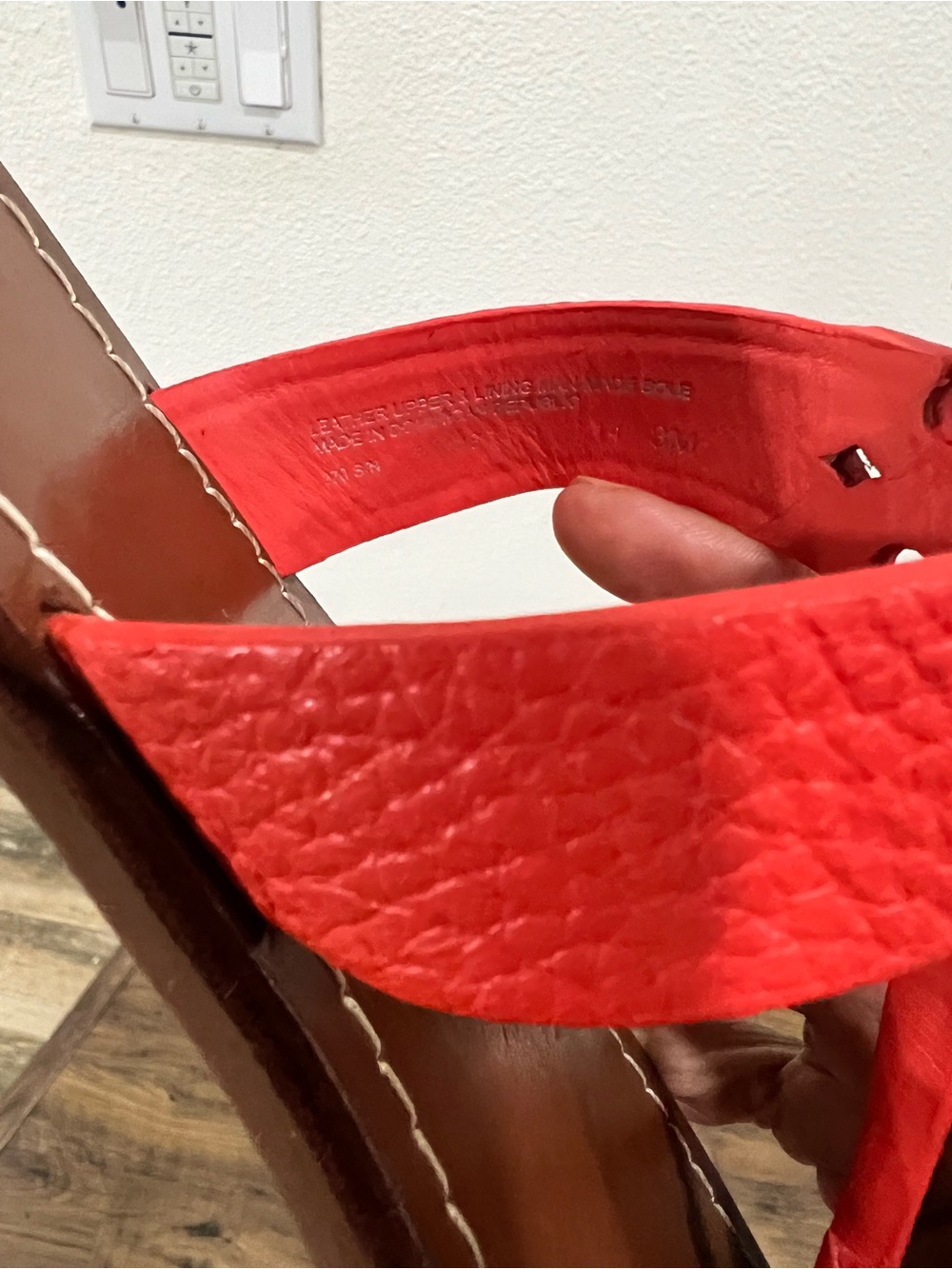 Tory Burch Pebbled Leather Sandals with Poppy Coral/Orange TB Logo Strap - EUC - Picture 4 of 4